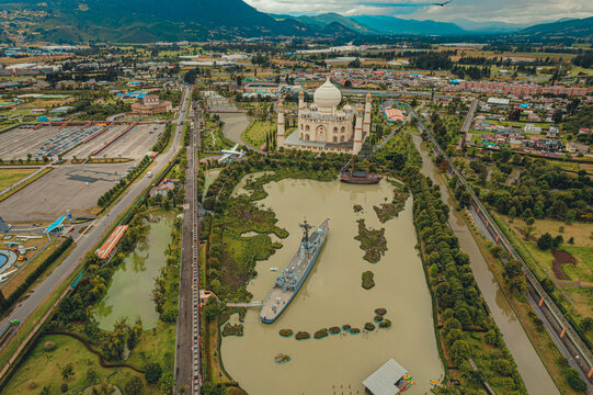 Vista a&eacute;rea del municipio de Brice&ntilde;o, donde se localizan parques y atracciones tur&iacute;sticas