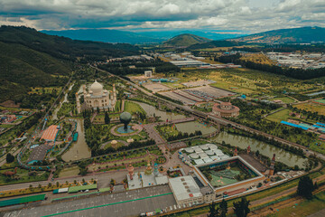 Vista aérea del municipio de Briceño, donde se localizan parques y atracciones turísticas