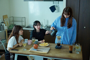 部屋でコーヒーを淹れて楽しむ女性たち