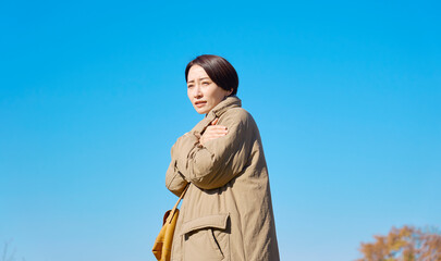 外で凍えるミドルエイジの女性