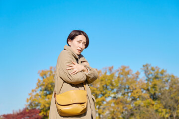 外で凍えるミドルエイジの女性