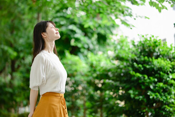 Fototapeta premium 見上げる女性