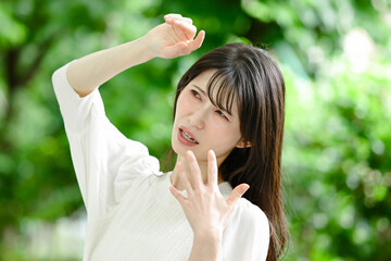暑がる女性