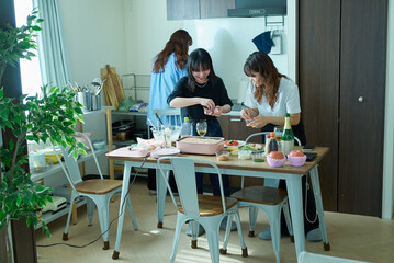 ホームパーティの準備をする女性たち