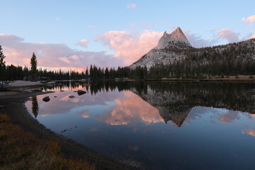 ジョンミューアトレイルの絶景。カテドラル湖とカテドラル・ピーク(Cathedral Peak)