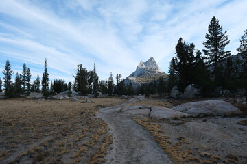 ジョンミューアトレイルの絶景。カテドラル湖とカテドラル・ピーク(Cathedral Peak)