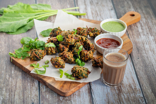 Palak ke pakore are crispy, deep-fried spinach fritters made with besan, spices, and fresh spinach leaves, served hot with chutney or tea.
