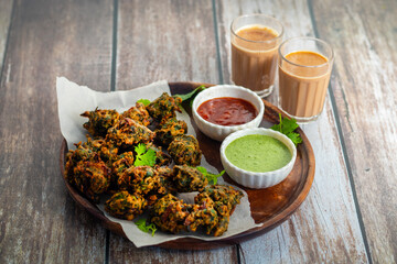 Palak ke pakore are crispy, deep-fried spinach fritters made with besan, spices, and fresh spinach leaves, served hot with chutney or tea.
