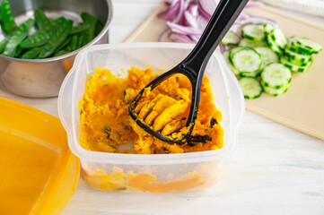 耐熱容器でレンジ加熱後のカボチャをマッシュ