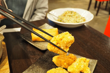 中華飯店の揚げたて唐揚げ