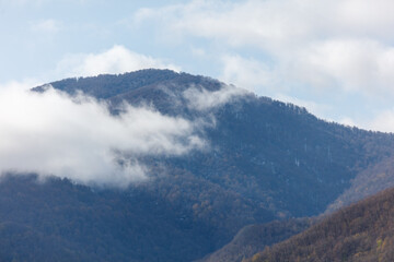 Obraz premium A mountain with a cloudy sky in the background