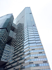 Obraz premium A tall building with many windows and a glass facade