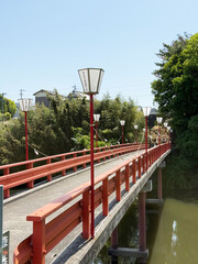 Naklejka premium 提灯と朱橋の風情ある風景