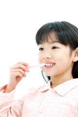 歯磨きをするパジャマ姿の女の子