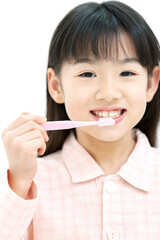 歯磨きをするパジャマ姿の女の子