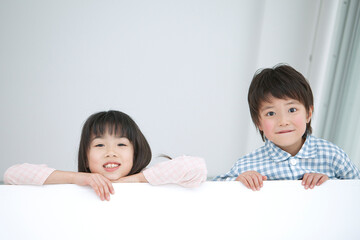 パジャマ姿の女の子と男の子