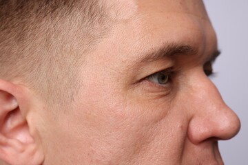 Obraz premium Handsome man on light background, closeup view