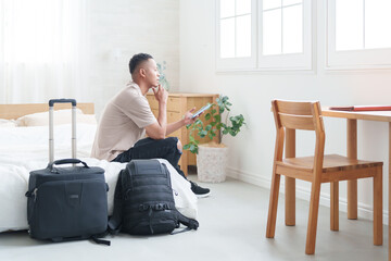 ホテルでスマホを使う外国人観光客