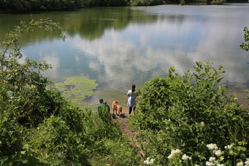 Personnes devant un lac qui se détendent