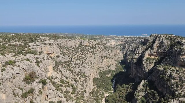 Şeytandere, a vital valley behind Kızkalesi, holds Roman roads, Adamkayalar rock reliefs, and watchtowers, linking the coast to ancient Olba in the Taurus Mountains.