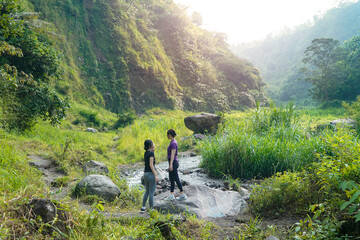 Obraz premium Asian Women Enjoying Nature and Outdoor Exercise in Lush Green Valley