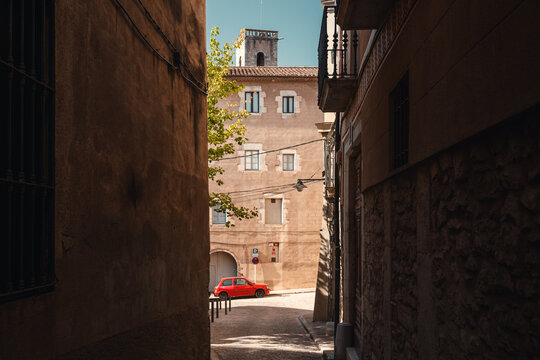Spanische Altstadt Sonnenlicht und Schatten Rotes Auto in der Altstadt in Enger Gasse Girona