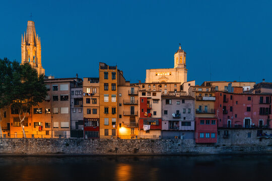 Girona D&auml;mmerung Farbenfrohe H&auml;user am Fluss Magische Stadtsilhouette