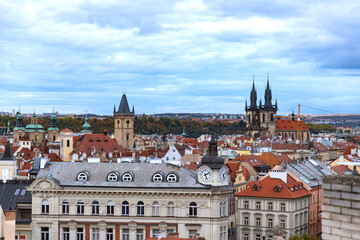 Obraz premium The rooftops and architecture of the Prague city