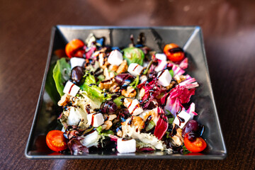 Frischer mediterraner Salat mit Feta, Walnüssen und Balsamico