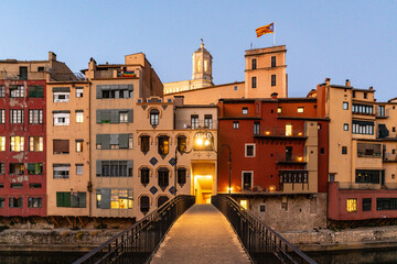 Goldene Stunde in Girona Flusslandschaft Farbenfrohe Häuser am Onyar

