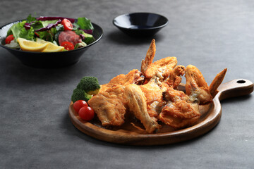 A popular Korean-style fried chicken dish featuring crispy wings and drumettes, served with fresh salad. Perfect as a meal or bar snack.
カリッと揚げた韓国風フライドチキンの手羽先と手羽元。新鮮なサラダと共に、食事にもおつまみにもぴったりです。