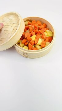 pentola in bamboo per una cottira sana e naturale di ortaggi e verdure