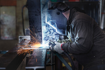 Soudeur dans l'industrie en train de travailler avec un masque