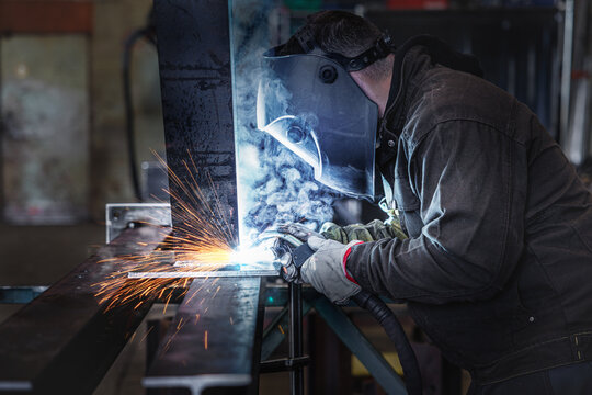 Soudeur dans l'industrie en train de travailler avec un masque