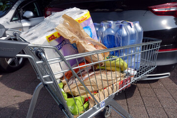 nach dem Einkaufen im Supermarkt