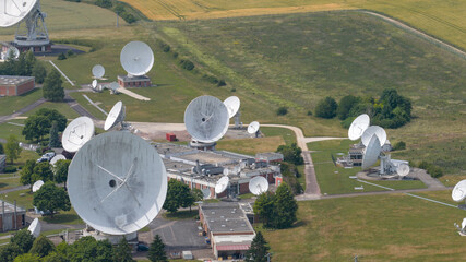 le plus grand téléport d'Europe, centre de télécommunications spatiales compte 26 antennes dont...