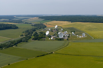 le plus grand téléport d'Europe, centre de télécommunications spatiales compte 26 antennes dont les diamètres vont de 1,5 m à 32,5 m. Ce téléport est la propriété du groupe Orange © Jean-Marc RICHARD