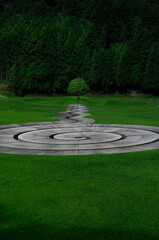 緑の静寂に響く造形美