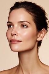 Naklejka premium Close-up face of adult woman with healthy radiant skin, beige background.