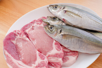 高タンパクな食材の豚肉とアジ