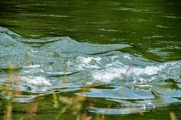 Abstrakte Wasserwelle mit Reflektion