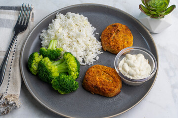 crab cakes with rice and broccoli