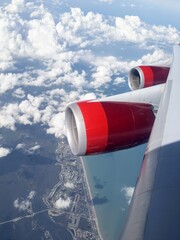 Obraz premium Florida Arrival: Virgin Atlantic 747 Soaring Over the Sunny Coastline