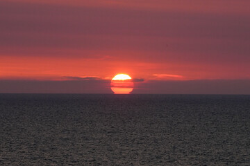 海と夕日と赤く染まる空-Sea, sunset and red sky-