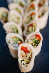 Buffet mit Salat und kleinen portionierten Sch&auml;lchen, leckere frische Zutaten auf einer Businessveranstaltung, Catering bei einer Hochzeit oder einer Feierlichkeit