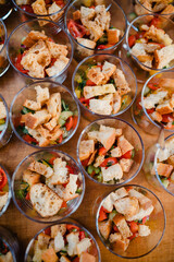 Buffet mit Salat und kleinen portionierten Sch&auml;lchen, leckere frische Zutaten auf einer Businessveranstaltung, Catering bei einer Hochzeit oder einer Feierlichkeit