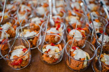 Buffet mit Salat und kleinen portionierten Sch&auml;lchen, leckere frische Zutaten auf einer Businessveranstaltung, Catering bei einer Hochzeit oder einer Feierlichkeit