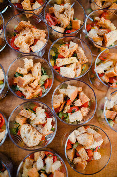 Buffet mit Salat und kleinen portionierten Sch&auml;lchen, leckere frische Zutaten auf einer Businessveranstaltung, Catering bei einer Hochzeit oder einer Feierlichkeit