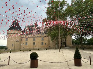 esplanade devant le château de Rochecouhart