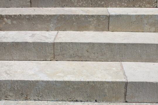 Escalier en pierre naturelle massive